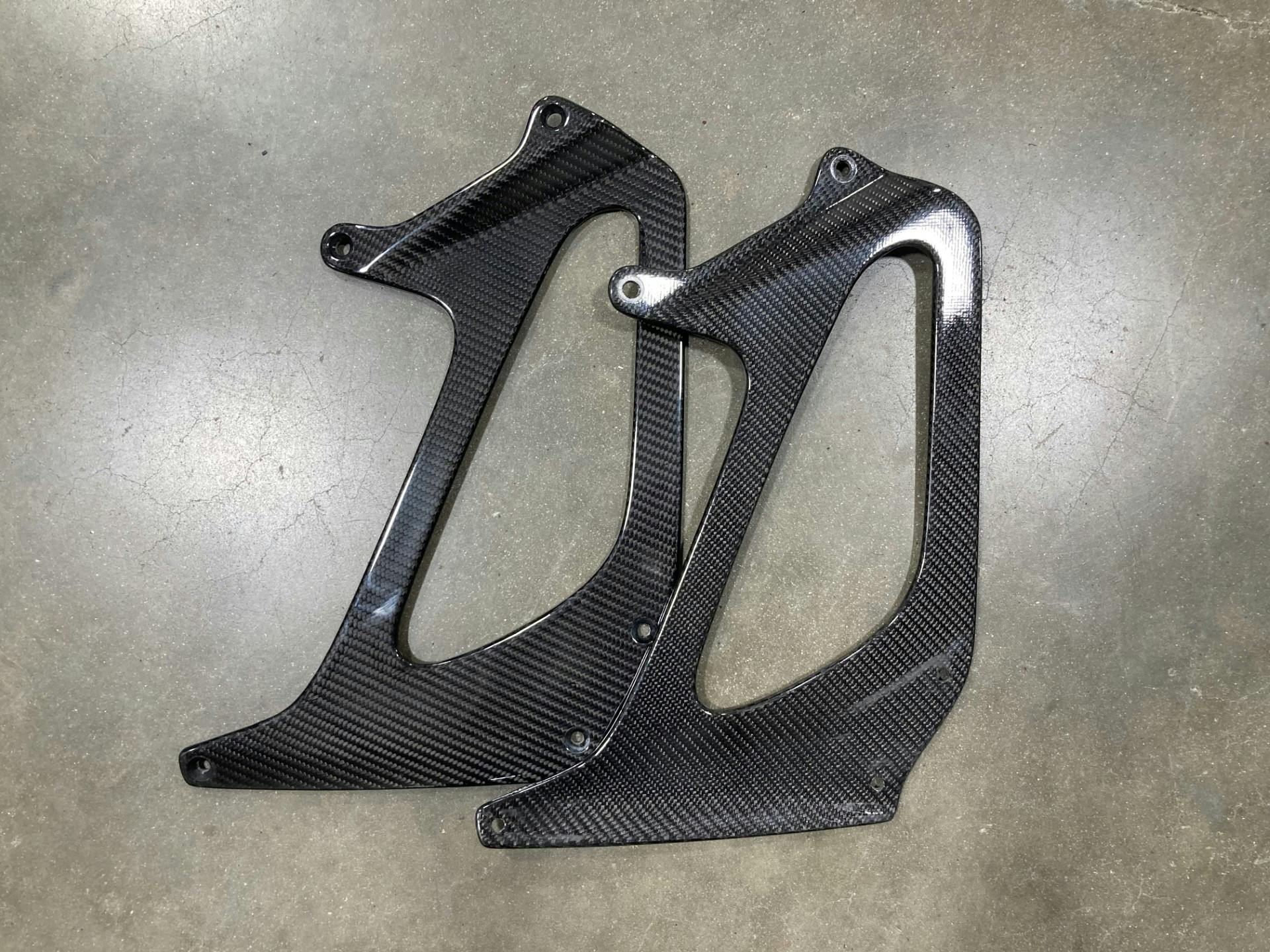 Wing risers in carbon fiber